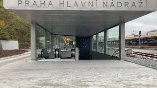 JSEM V &Scaron;OKU Z CEN V PRAZE. ИДУ В ЦЕНТРЕ ПРАГИ. MLUV&Iacute;M JEN ČESKY. MENZA V&Scaron;E. PROČ JE TAK M&Aacute;LO VIDE&Iacute;