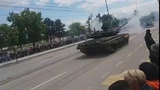 Russian tank T72B3 on Serbian military parade - gift from Putin