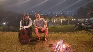 Bekerja dengan Pemandangan Gunung yang Indah | Bermain gitar dengan pemandangan Citylight Pegunungan