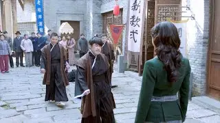 A group of Japanese samurai besieged the kung fu heroine, but underestimated her strength