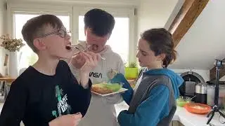 Popis pracovn&iacute;ho postupu vařen&iacute;/ Ř&iacute;zek s bramborovou ka&scaron;&iacute; a okurkov&yacute;m sal&aacute;tem