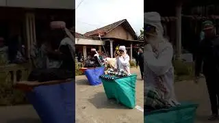 sajadah terbang. karnaval unik. lucu.  pak yai terbang