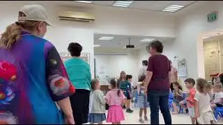 VIDEO 2025 10 26 21 37 56 סרטון רוקדים לשיר מי שלא מביט מפסיד