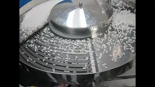 How the vibration feeder works on the pharma blister packaging machine.