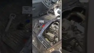 Lihat Pak Teknisi Maintainance Mobil Pickup Grand Max