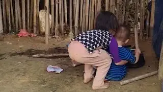 Two sisters go to pick corn and sell 😭OMG😭Please help#bamboohouse #singlemotherlife #harvester #mom