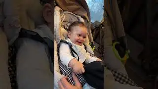 Па, ну поиграй со мной, что б дорога в Берлин была веселее 🥰 #семья #материнство #семьявместе