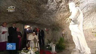 Pri&egrave;re du pape Fran&ccedil;ois &agrave; la Grotte de saint Paul