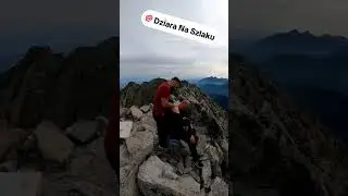 Dziaranie na szczycie, czemu nie?💪🤣 #mountains #mountainswiev #climbing #tatary #420 #travel #hiking