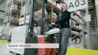Empilhador Stacker El&eacute;trico Toyota | BT Staxio P | Com plataforma para opera&ccedil;&otilde;es intensas