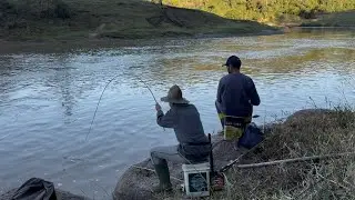 Os touros estavam atacando, s&oacute; jundiaz&atilde;o, pescaria no rio!!!