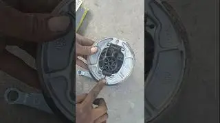 Splendor bs6 brake shoe fitting/splendor rear brake shoe change#shortvideo #motorcycle