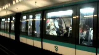 Arriv&eacute;e et d&eacute;part du MP89 CC44 de la ligne 4 &agrave; Marcadet Poissoniers