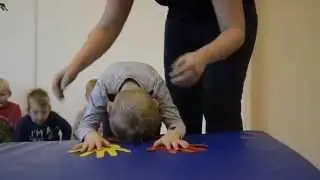 Kotoul vpřed, návod je naučit děti kotoul