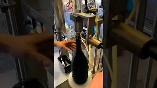 Closing a 3L bottle of rose sparkling wine.🤤@lieselehof_tenuta #wineinspires #bigbottle #brutrose