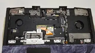Alienware M17 R3 Notebook versuchen die klebrig gewordene Oberfläche zu Entfernen oder zu Bekleben .