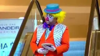 Payaso en el centro tirando pastelazos