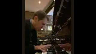 Jer Jones tries the Eye of the Tiger 🎹 👀 🐅 at the Golden Lion Hotel 🦁 in Stirling Scotland 🏴󠁧󠁢󠁳󠁣󠁴󠁿 x