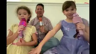 Homeschool music class turned into a full-on concert! Cuando Homeschool termina en concieto!