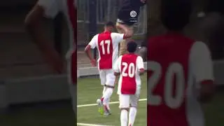 Ajax Under-16s playing football how it should be played! 👏