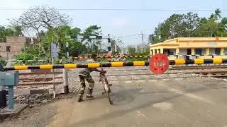 train crossing vedio.#indianrailways #indiantrain #railway #suburbantrain #train