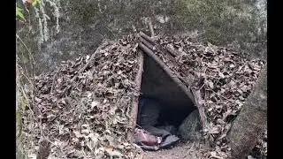 Building a survival shelter in the wild, solo winter camping #decompression #wildernessbuilding 