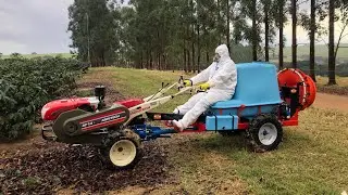 MICRO TRATOR AGRITECH AF14 PULVERIZANDO CAFÉ — Perfeito para o Pequeno Agricultor!
