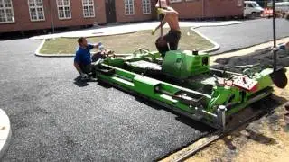Udl&aelig;gning af SBR gummiasfalt i Viborg