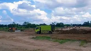 Truk jungkit muatan full, keren banget gaes #truk #truck #trukjungkit #dumptruck #buldozer #video