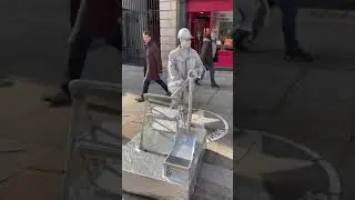 How Levetating Silverman statue gets enough of his show/Street Entertainment/ Covent Garden.
