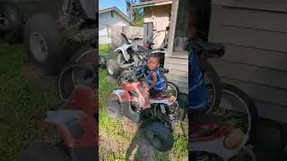 Запечатлейте их с самого начала, чтобы они могли кататься 😎🤘 Маленький младший наблюдает за отцом...
