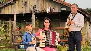 Tocando com alegria hinos de louvores a Deus….