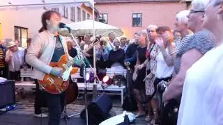 Nisse Hellberg - Håller min dörr på glänt.