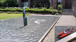 Ein Modellboot im Wasserbecken des Kunsthallenparks