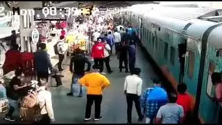A man falls between platform and moving train 😱😱😨😨 accident