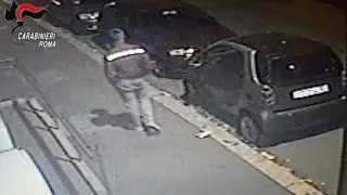Davano fuoco ad auto e cassonetti, arrestati 2 piromani a Ostia