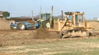 Livellatura terreni parte 2 John Deere R8400-8400-8520 con screpper e un CATERPILLAR D6D
