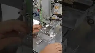 Постановка этикеток на мишек для меда