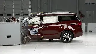 2015 Kia Sedona driver-side small overlap IIHS crash test