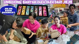WAOW JIEJIE BELIKAN BANYAK OLEH OLEH UNTUK KELUARGA DI INDONESIA, MASIH MENUNGGU PASPOR MEIMEI JADI