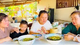 มลโชว์ฝีมือทำเมนูประจำช่องแกงหน่อไม้ให้น้องกับแม่ได้กินแซ่บจ้า ￼