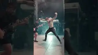 We&rsquo;re not sure who this guy is or how he got on stage, but we&rsquo;re glad he did. 😂 #underoath