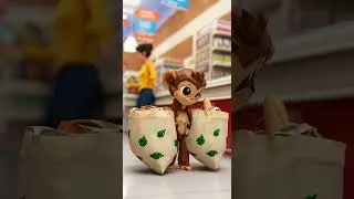 🐵 Petit Singe observe les humains. Il ne comprends pas pourquoi ils h&eacute;sitent.#shorts