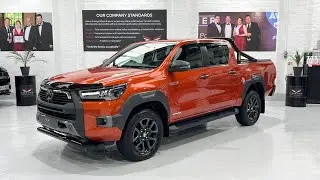 Toyota Hilux 2.8 D4-D Auto Invincible X Double Cab, оранжевая спортивная барная стойка с рольстав...