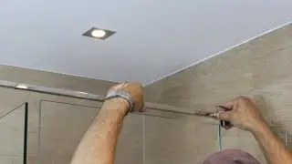 Stabilisierung Glasdusche mit Edelstahl-Komponenten eckiges Design