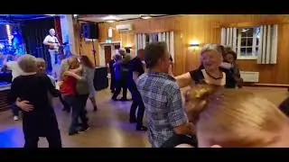 Två ogon blå på Høyvangdansen Holidays Orkester Fredag 30 1 flott musikk Dansnytt Bjørn Weiby