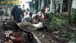 Kerja Bhakti Bahu Membahu polri bersama masyarakat memperbaiki tanggul sungai  jebol akibat hujan 