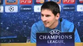 Henok Goitom preguntando a Leo Messi
