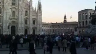 El MALAGUISMO CONQUISTANDO MILAN 🔵⚪️ HIMNO del M&Aacute;LAGA Plaza Doumo 🇮🇹