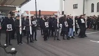 Da i kamen zaplače: Prijatelji nose ljesove, odjekuju suze i jecaji